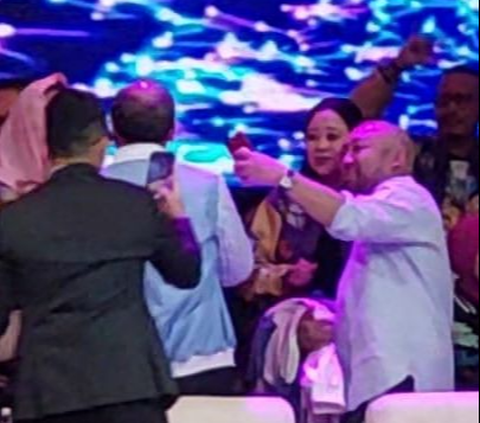 Momen Didit Prabowo Selfie dengan Puan Maharani dan Yenny Wahid saat Debat Kelima