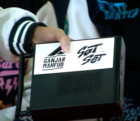Presidential Candidate Number 3 Ganjar Pranowo Shows Off 'Sat Set Net' Box, Device for Free Internet Without Credit