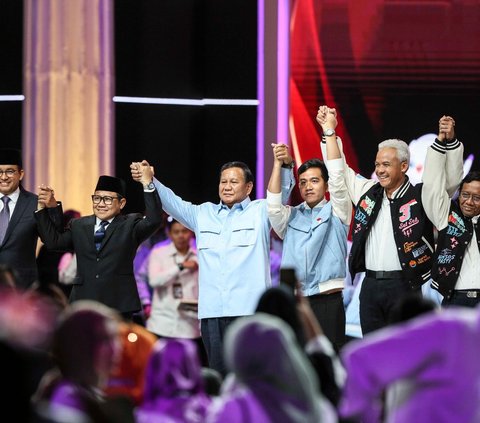 FOTO: Adem, Capres-Cawapres Kompak Bergandeng Tangan Usai Debat Terakhir Pilpres 2024