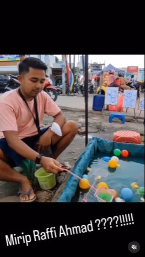 Banyak yang merasa kaget dengan kemiripan pria itu dengan Raffi. Bahkan, banyak  yang menyebut jika ia lebih mirip Raffi dibanding Dimas Ahmad.