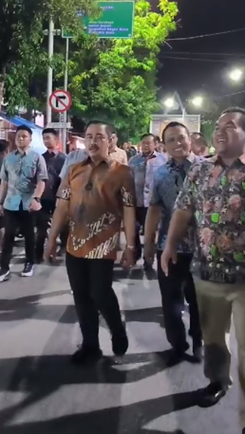 Jajaran Jenderal Bintang Tiga & Dua Polisi Kuliner Malam, Lahap Makan Pecel Pakai Tangan