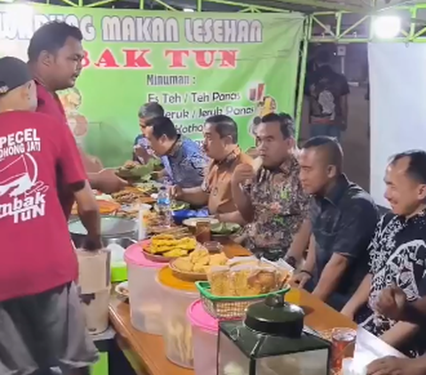 Jajaran Jenderal Bintang Tiga & Dua Polisi Kuliner Malam, Lahap Makan Pecel Pakai Tangan