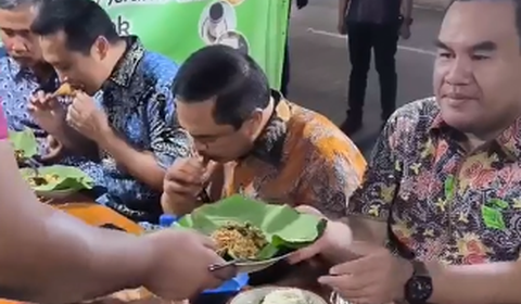 Dengan menggunakan peralatan makan serta tangan kosong, jenderal bintang tiga itu lantas melahap nasi pecel. Mantan Kabareskrim itu  nampak lahap menikmati. 