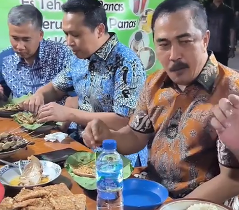 Jajaran Jenderal Bintang Tiga & Dua Polisi Kuliner Malam, Lahap Makan Pecel Pakai Tangan