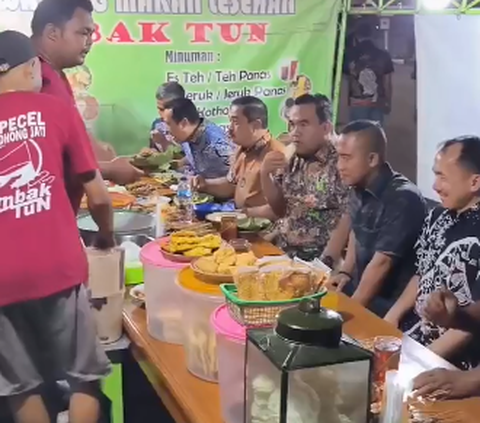 Jajaran Jenderal Bintang Tiga & Dua Polisi Kuliner Malam, Lahap Makan Pecel Pakai Tangan