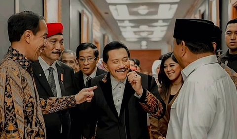 Dalam foto yang dibagikan, tampak Hendropriyono yang sedang tertawa berdiri di tengah-tengah Presiden Joko Widodo dan beberapa jenderal TNI.