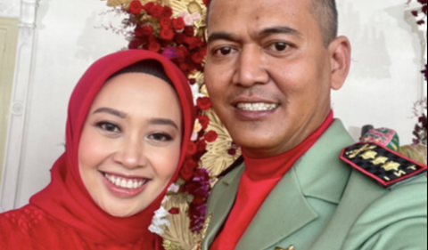 Begitulah cerita perjalanan Dita istri dari Kolonel TNI Arm Joko Setiyo yang di tahun 2023 lalu menjadi Komandan Upacara Detik-Detik Proklamasi 17 Agustus di Istana Negara.<br>