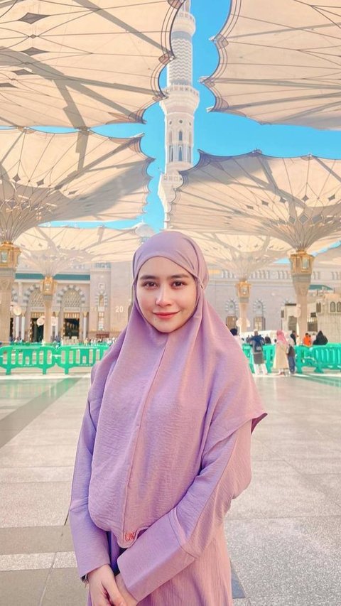 7 Foto Prilly Latuconsina Cantik Berhijab Saat Ibadah Umrah Bersama Keluarga