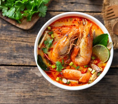 Chicken Tomyam Recipe with Savory, Sour, and Spicy Broth