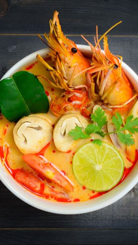 Chicken Tomyam Recipe with Savory, Sour, and Spicy Broth