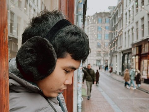 10 Potret Bintang Emon Asyik Liburan di Belanda Bareng Istri: Jalan-jalan Dulu Biar Ga Diajak Kampanye