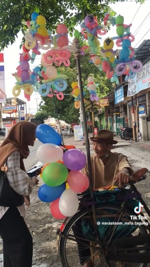 Kisah Haru Mbah Sulaiman, Penjual Balon Keliling yang Hidup Sebatang Kara<br>