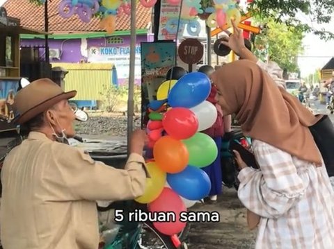 Kisah Haru Mbah Sulaiman, Penjual Balon Keliling Berusia 75 Tahun yang Hidup Sebatang Kara