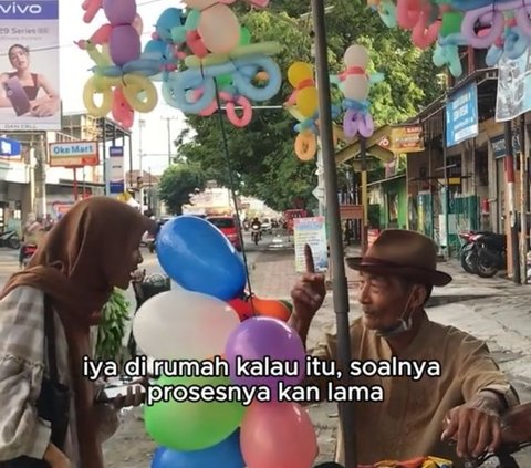 Kisah Haru Mbah Sulaiman, Penjual Balon Keliling Berusia 75 Tahun yang Hidup Sebatang Kara