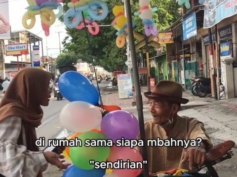 Kisah Haru Mbah Sulaiman, Penjual Balon Keliling Berusia 75 Tahun yang Hidup Sebatang Kara