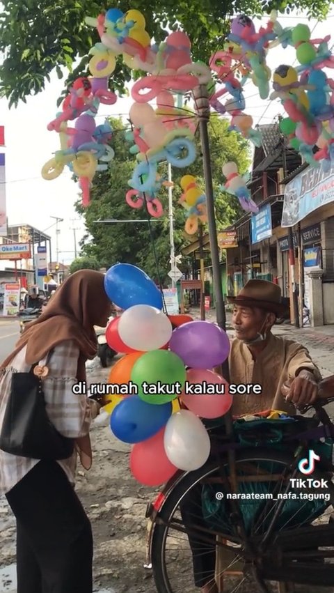 Kisah Haru Mbah Sulaiman, Penjual Balon Keliling Berusia 75 Tahun yang Hidup Sebatang Kara