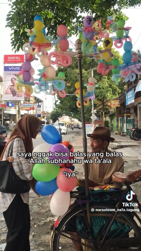 Kisah Haru Mbah Sulaiman, Penjual Balon Keliling Berusia 75 Tahun yang Hidup Sebatang Kara