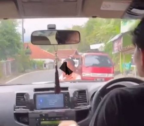 Viral Nenek di Garut Nekat Adang Mobil Melintas Sambil Bawa Batu Bikin Pengendara Ketakutan, Ini kata Polisi