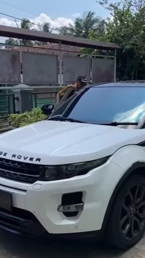 Kades nyentrik usai Ngantor naik mobil Range Rover