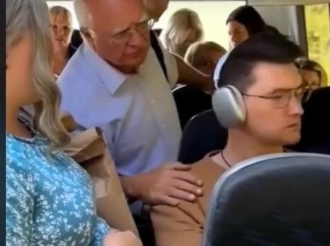 Pria Berbadan Kekar Ditegur Agar Beri Duduk Wanita Hamil di Bus, saat Bangun Semua Penumpang Langsung Menyesal