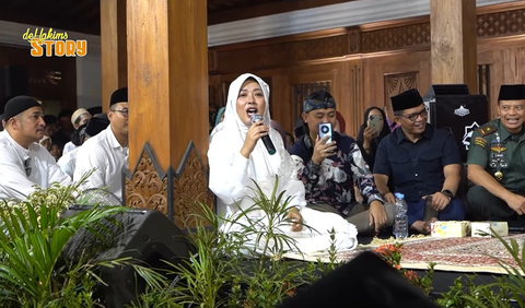 Tak sampai disitu, Irfan Hakim juga memuji sosok Soimah. Irfan Hakim bahkan menyebut jika Soimah sebagai 'raja artis'.<br>