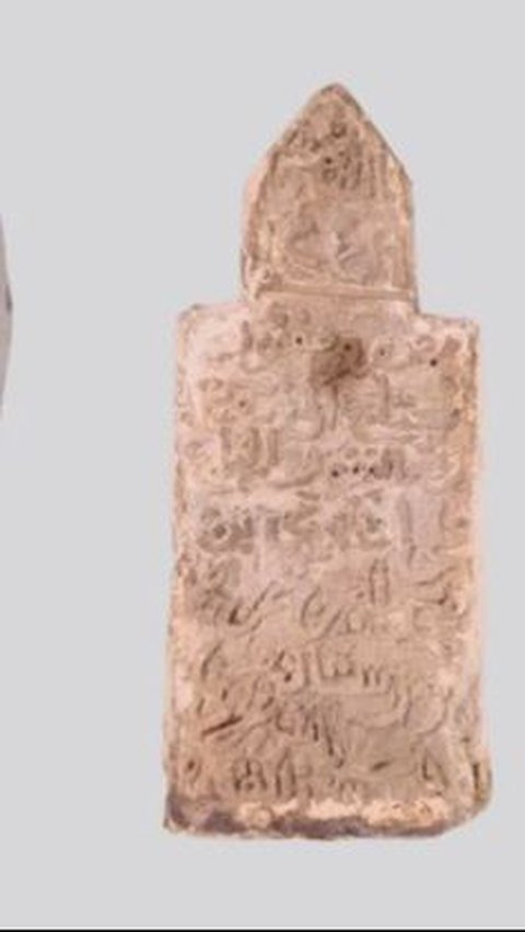 Batu nisan ini berisi prasasti bertuliskan nama, epitaf, dan ayat-ayat Alquran, berasal dari abad kedua dan ketiga Hijriah atau abad ke-8 dan ke-9 Masehi. Saat ini para ahli sedang meneliti batu nisan-batu nisan tersebut.
