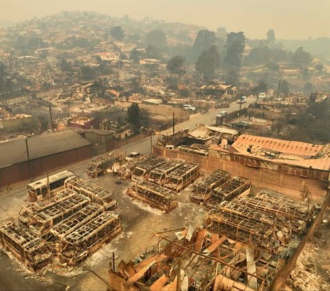 Sebuah kota di perbukitan di Vina del Mar, Chile, luluh lantak akibat kebakaran hutan dahsyat yang meluas, pada 3 Februari 2024. Berbagai bangunan dan sejumlah kendaraan tampak hangus usai terpanggang kobaran api yang merembet dengan cepat karena tiupan angin. Foto: AFP