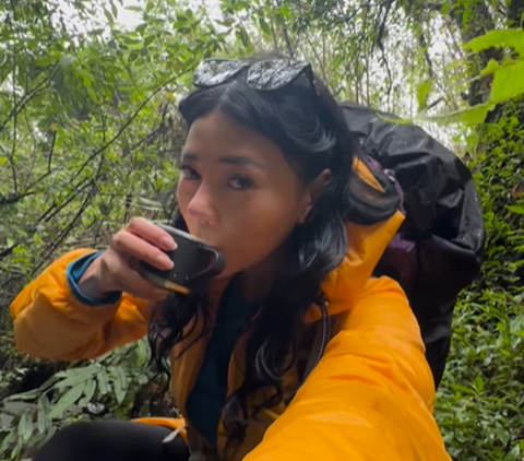 Portrait of Wendy, Reza Arap's Ex-Wife, Captivates Attention as She Drinks Spring Water Directly from the Mountains: 'Addictive'