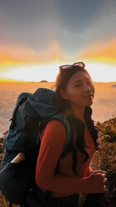 Potret Wendy Mantan Istri Reza Arap Bikin Salfok Saat Minum Mata Air Langsung di Pegunungan: 'Bikin Nagih'
