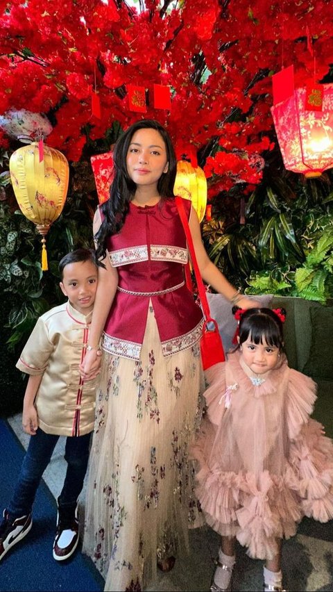 Rachel Vennya dan anak-anaknya turut mengenakan baju khas Thinghoa.