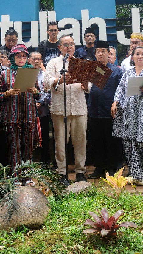 Pernyataan sikap tersebut dituangkan dalam 'Seruan Ciputat' yang dibacakan oleh Guru Besar Ilmu Politik UIN Syarif Hidayatullah Jakarta Saiful Mujani. Foto: Merdeka.com/Arie Basuki