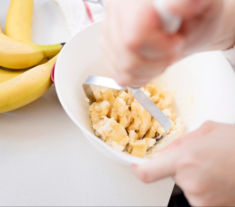 Untuk kulit kering, campurkan pisang dengan minyak zaitun dan alpukat. Sedangkan untuk kulit berminyak, tambahkan madu dan perasan air lemon pada masker pisang.