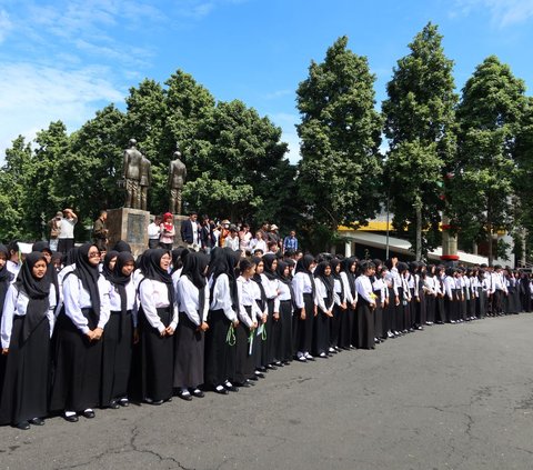 Mereka juga menuntut KPU, Bawaslu dan pemerintah untuk memastikan netralitas penyelenggara negara. Termasuk memberikan teladan terbaik dalam menjalankan tanggung jawab serta amanahnya. <br>