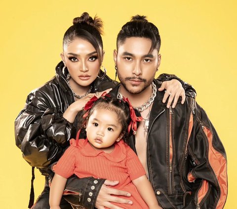 So Exciting, Siti Badriah and Krisjiana's Family Photo with Fierce Theme