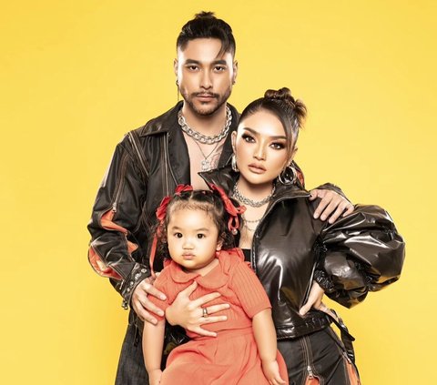 So Exciting, Siti Badriah and Krisjiana's Family Photo with Fierce Theme