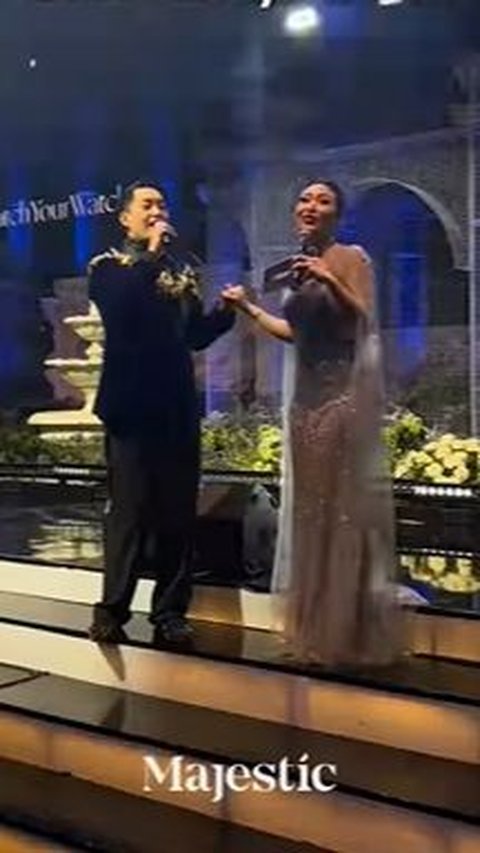 The wedding party was also hosted by Ayu Dewi and Edrick Candra.