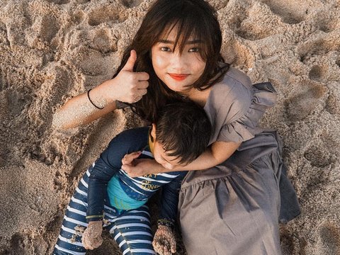 Intip Deretan Foto Fuji saat Ajak Gala Sky Jalan-jalan Bareng, Tampil Bak Mama Muda