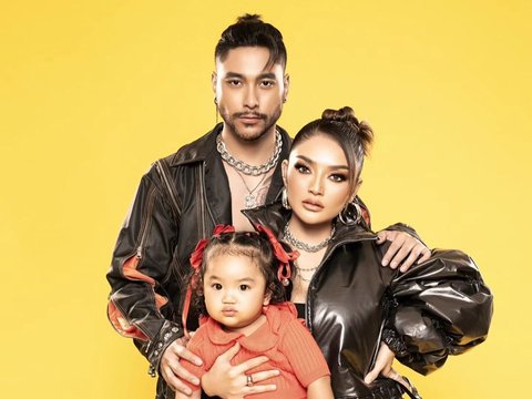 So Exciting, Siti Badriah and Krisjiana's Family Photo with Fierce Theme