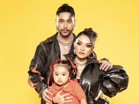 So Exciting, Siti Badriah and Krisjiana's Family Photo with a Fierce Theme