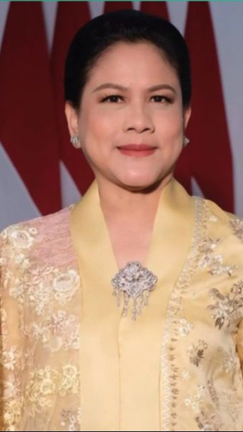 Wearing this brown-patterned kebaya makes Irian Jokowi's appearance so graceful.