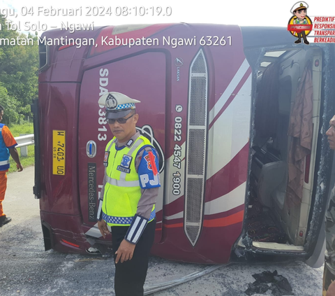 Tim Traffic Accident Analysis Investigasi Sebab Bus Partai Hanura Terguling di Tol Ngawi