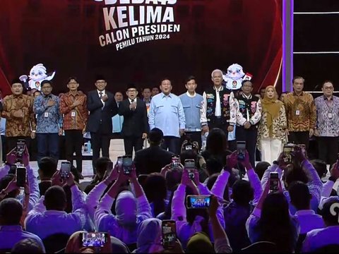 VIDEO: Debat Selesai: Anies dan Prabowo Pelukan, Gibran Santun Cium Tangan