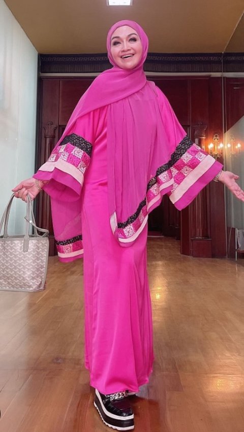 Jika lebih ingin berani, gamis berwarna pink pop seperti Lulu juga bisa jadi solusi. Padukan warna cerah satu ini dengan tas jinjing berwarna kalem agar penampilan tak terlalu terkesan heboh dan berlebihan.