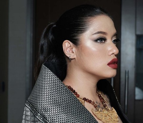 4 Cool Bold Makeup Looks by Cantika Abigail, Her Iconic Lip Makeup is So Stunning!