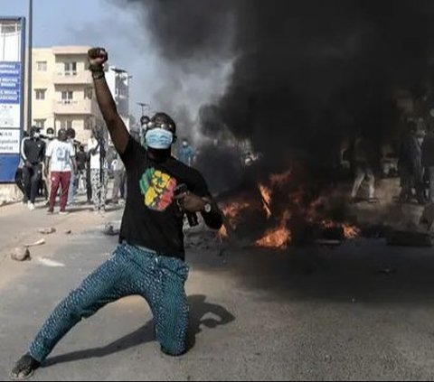 Senegal terjerumus dalam krisis politik setelah Presiden Macky Sall mengumumkan penundaan pemilihan presiden. Keputusan itu memicu aksi protes berujung bentrokan antara pengunjuk rasa dan polisi di Dakar, ibu kota Senegal, pada Minggu (4/2/2024). Seyllou/AFP