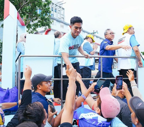 Ketua Umum Partai Solidaritas Indonesia (PSI) Kaesang Pangarep kampanye di Lapangan Blok S, Jakarta Selatan. Kaesang kampanye bersama sejumlah petinggi PSI dan beberapa kader lainnya. 