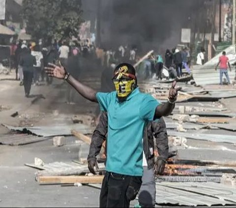 FOTO: Senegal Memanas, Bentrokan Pecah Usai Pemilihan Presiden Ditunda