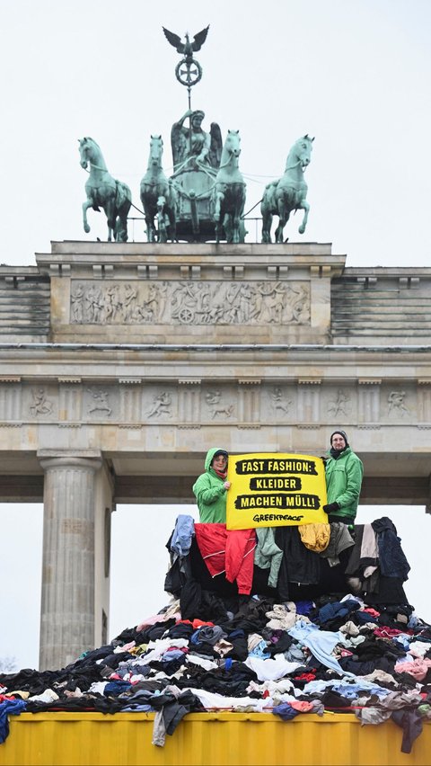 FOTO: Protes Dampak Fast Fashion, Aktivis Lingkungan Pajang Gunungan Sampah Pakaian Bekas di Berlin