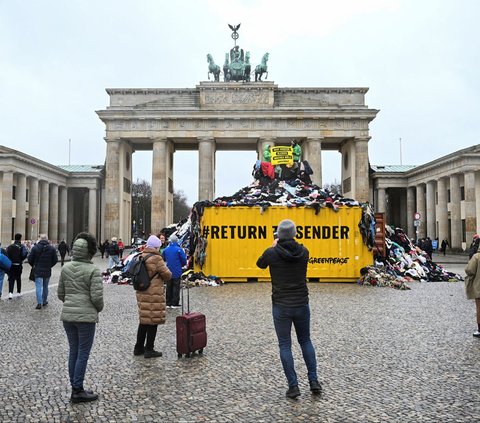 FOTO: Protes Dampak Fast Fashion, Aktivis Lingkungan Pajang Gunungan Sampah Pakaian Bekas di Berlin