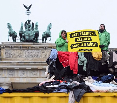 FOTO: Protes Dampak Fast Fashion, Aktivis Lingkungan Pajang Gunungan Sampah Pakaian Bekas di Berlin